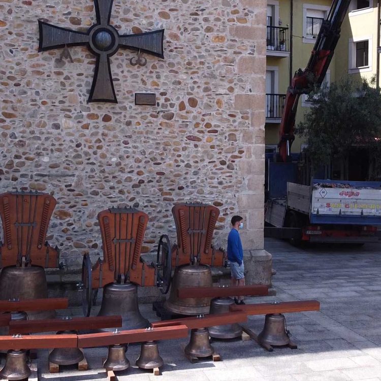 Colocando campanas Basílica de la Encina